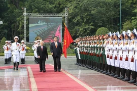 Tổng Bí thư Nguyễn Phú Trọng và Tổng Bí thư, Chủ tịch nước Trung Quốc Tập Cận Bình duyệt đội danh dự Quân đội nhân dân Việt Nam. (Ảnh: Trí Dũng/TTXVN)