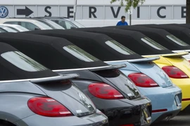 Xe Volkswagen Beatle bày bán tại đại lý ở Woodbridge, bang Virginia, Mỹ ngày 29/9 vừa qua. (Ảnh: AFP/TTXVN)