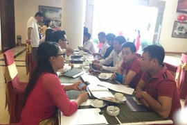 Tư vấn khách hàng về thủ tục mua nhà. (Ảnh: Thu Hằng/Vietnam+) 