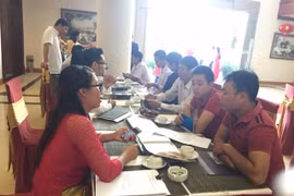 Tư vấn khách hàng về thủ tục mua nhà. (Ảnh: Thu Hằng/Vietnam+) 