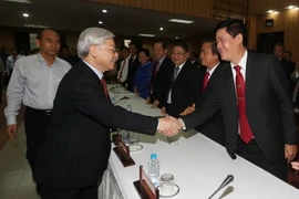 Tổng Bí thư Nguyễn Phú Trọng với các đại biểu doanh nhân. (Ảnh: Trí Dũng/TTXVN)