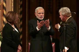 Thủ tướng Ấn Độ Narenda Modi (giữa), Chủ tịch Thượng viện Anh Baroness D'Souza (trái) và Chủ tịch Hạ viện Anh John Bercow tại phiên họp Quốc hội ở thủ đô London ngày 12/11. (Ảnh: AFP/TTXVN)