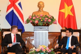 Phó Thủ tướng, Bộ trưởng Ngoại giao Phạm Bình Minh tiếp Bộ trưởng Ngoại giao và Ngoại thương Cộng hòa Iceland, Gunnar Bragi Sveinsson. (Ảnh: Thống Nhất/TTXVN)