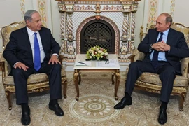 Tổng thống Nga Vladimir Putin (phải) và Thủ tướng Israel Benjamin Netanyahu (trái) tại cuộc gặp ở Moskva ngày 21/9 vừa qua. (Ảnh: AFP/TTXVN)