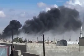 Khói bốc lên từ các cuộc không kích tại thị trấn Talbisseh, tỉnh Homs, Syria ngày 30/9 vừa qua. (Ảnh: AFP/TTXVN)