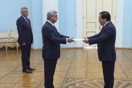 Đại sứ Việt Nam tại Liên bang Nga Nguyễn Thanh Sơn đã trình Quốc thư lên Tổng thống Cộng hòa Armenia Serzh Sargsyan. (Ảnh: Thành Phương/Vietnam+)