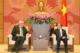 Chủ tịch Quốc hội Nguyễn Sinh Hùng tiếp ông Werner Langen, Chủ tịch Nhóm nghị sỹ Nghị viện châu Âu. (Ảnh: Nhan Sáng/TTXVN)