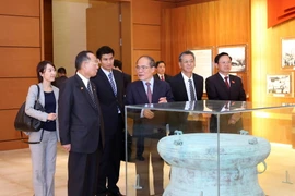 Chủ tịch Quốc hội Nguyễn Sinh Hùng giới thiệu phòng truyền thống với Chủ tịch Thượng viện Nhật Bản. (Ảnh: Phương Hoa/TTXVN)