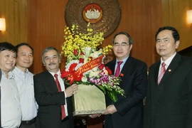 Ông Nguyễn Thiện Nhân, Ủy viên Bộ Chính trị, Chủ tịch Ủy ban Trung ương MTTQ Việt Nam tiếp các lãnh đạo Thông tấn xã Việt Nam đến chúc mừng. (Ảnh: Nguyễn Dân/TTXVN)