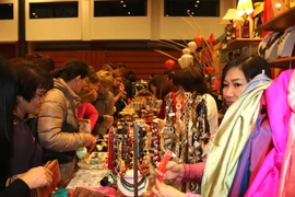 Gian hàng Việt Nam luôn đông khách ghé thăm. (Ảnh: Ngọc Mai/Vietnam+)