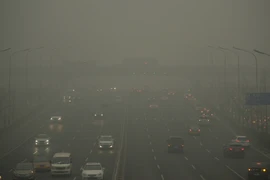 Khói mù bao trùm che khuất tầm nhìn ở thủ đô Bắc Kinh ngày 1/12 vừa qua. (Ảnh: AFP/TTXVN)