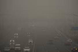 Khói mù bao trùm che khuất tầm nhìn ở thủ đô Bắc Kinh ngày 1/12 vừa qua. (Ảnh: AFP/TTXVN)