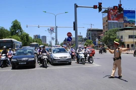 Cảnh sát giao thông đội 4, Phòng Cảnh sát giao thông, Công an thành phố Hà Nội làm nhiệm vụ phân luồng giao thông tại ngã tư Đại Cồ Việt-Xã Đàn-Giải Phóng. (Ảnh: Doãn Tấn/TTXVN)