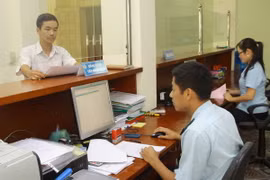 Nhân viên Hải quan đang làm việc tại Chi cục Hải quan Yên Bái. (Ảnh: Hoàng Hùng/TTXVN)