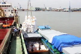 Bốc xếp gạo xuất khẩu. (Ảnh: Đình Huệ/TTXVN)