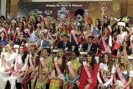 Các người đẹp đến từ 60 quốc gia chụp ảnh với ban tổ chức và nhà tài trợ. (Nguồn: thestar.com.my)