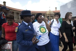 Công chúng xếp hàng viếng ông Nelson Mandela lần cuối