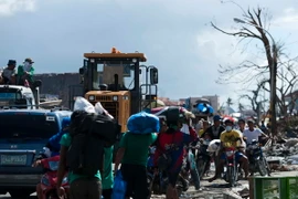 Hỗ trợ cho 2 gia đình người Việt bị kẹt ở Tacloban