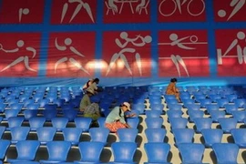 Các công nhân đang chỉnh trang khán đài tại sân vận động chính của SEA Games ở Nay Pyi Taw (Nguồn: AFP)