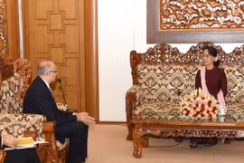 Bí thư Đối ngoại Ấn Độ Vijay Gokhale gặp Cố vấn Nhà nước Myanmar Aung San Suu Kyi. (Nguồn: thestatesman.com)