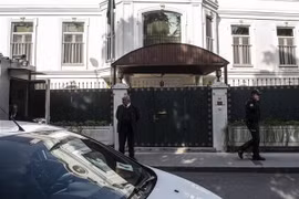 Cảnh sát phong tỏa bên ngoài tư dinh Tổng lãnh sự Saudi Arabia tại Istanbul, Thổ Nhĩ Kỳ sau khi nhà báo Jamal Khashoggi mất tích. (Nguồn: AFP/TTXVN)