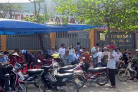 Người dân Đà nẵng tụ tập trước cổng Nhà máy thép Dana-Ý và Dana-Úc gây sức ép, yêu cầu lãnh đạo thành phố và doanh nghiệp di dời nhà máy ra khỏi khu vực dân cư vì nhà máy gây ô nhiễm quá trầm trọng. (Ảnh: Văn Sơn/TTXVN)
