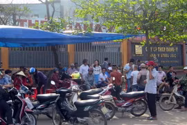 Người dân Đà nẵng tụ tập trước cổng Nhà máy thép Dana-Ý và Dana-Úc gây sức ép, yêu cầu lãnh đạo thành phố và doanh nghiệp di dời nhà máy ra khỏi khu vực dân cư vì nhà máy gây ô nhiễm quá trầm trọng. (Ảnh: Văn Sơn/TTXVN)