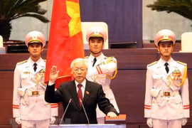 Tổng Bí thư Nguyễn Phú Trọng, Chủ tịch nước CHXHCN Việt Nam nhiệm kỳ 2016-2021 thực hiện nghi thức tuyên thệ nhậm chức. (Ảnh: Trọng Đức/TTXVN)