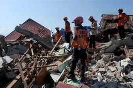 Lực lượng cứu hộ tìm kiếm nạn nhân sau thảm họa động đất và sóng thần ở Palu, tỉnh Trung Sulawesi, Indonesia. (Nguồn: THX/TTXVN)