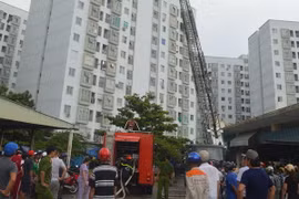 Hiện trường vụ cháy chung cư 12T5 Nại Hiên Đông. (Ảnh: Đinh Văn Nhiều/TTXVN)