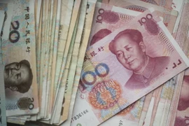 Tiền giấy mệnh giá 20 và 100 Nhân dân tệ tại thủ đô Bắc Kinh, Trung Quốc. (Nguồn: AFP/TTXVN)