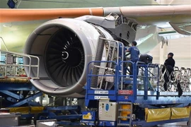Nhân viên kỹ thuật của Airbus lắp ráp các linh kiện máy bay tại nhà máy ở Toulouse, Pháp. (Nguồn: AFP/TTXVN)