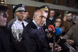 Bộ trưởng Nội vụ Pháp Gerard Collomb (giữa) phát biểu với báo giới tại Marseille. (Nguồn: AFP/TTXVN)