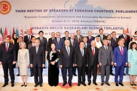 Chủ tịch Quốc hội Nguyễn Thị Kim Ngân và các Trưởng đoàn chụp ảnh chung. (Ảnh: Trọng Đức/TTXVN)