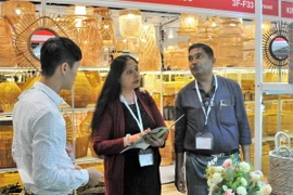 Gian hàng Việt Nam thu hút đông đảo khách quốc tế. (Ảnh: Lê Anh/Vietnam+)