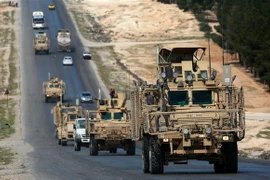 Các lực lượng do Mỹ hậu thuẫn tuần tra tại thị trấn Manbij, Syria. (Nguồn: AFP/TTXVN)