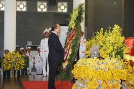 Đồng chí Nguyễn Xuân Phúc, Ủy viên Bộ Chính trị, Thủ tướng Chính phủ dâng hương tưởng niệm trước linh cữu đồng chí Đỗ Mười. (Ảnh: Trí Dũng/TTXVN)