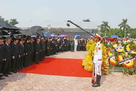 Phút mặc niệm, vĩnh biệt nguyên Tổng Bí thư Đỗ Mười. (Ảnh: Doãn Tấn/TTXVN)
