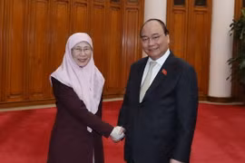 Thủ tướng Nguyễn Xuân Phúc tiếp Phó Thủ tướng Malaysia Wan Azizah. (Ảnh: Thống Nhất/TTXVN)