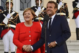 Tổng thống Pháp Emmanuel Macron (phải) và Thủ tướng Đức Angela Merkel (trái) trong cuộc gặp tại Marseille, Pháp, ngày 7/9. (Nguồn: AFP/TTXVN)