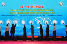 Các đại biểu bấm nút khai mạc sự kiện. (Ảnh: Ánh Tuyết/TTXVN)