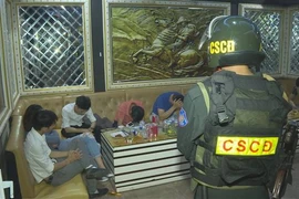 Lực lượng chức năng kiểm tra tại phòng của quán Karaoke. (Ảnh: TTXVN phát)