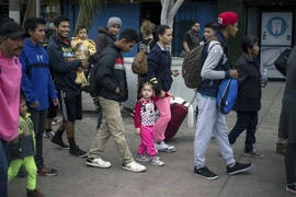 Người di cư tới cửa khẩu El Chaparral thuộc thành phố biên giới Tijuana, Mexico để xin đăng ký tị nạn ở Mỹ. (Nguồn: AFP/TTXVN)