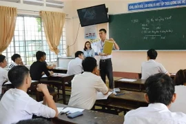 Thí sinh chứng kiến đề thi còn niêm phong tại điểm thi Trường Trung học Phổ thông Lê Quý Đôn (Đắk Lắk). (Ảnh: Tuấn Anh/TTXVN)