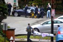 Cảnh sát và nhân viên y tế Mỹ được triển khai tại hiện trường vụ nổ súng ở Đồi Squirrel, thành phố Pittsburgh. (Nguồn: AP/TTXVN)