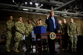 Tổng thống Mỹ Donald Trump (giữa, phía trước) sau khi ký ban hành Đạo luật Chi tiêu Quốc phòng tài khóa 2019. (Nguồn: AFP/TTXVN)