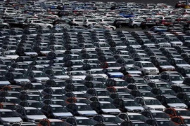 Xe ôtô mới tại một kho bãi gần cảng Richmond, California, Mỹ. (Nguồn: AFP/TTXVN)