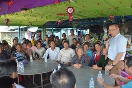 Đại sứ Vũ Quang Minh thăm hỏi bà con tại huyện Boribo. (Ảnh: Nhóm PV TTXVN thường trú tại Campuchia)