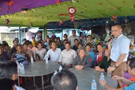 Đại sứ Vũ Quang Minh thăm hỏi bà con tại huyện Boribo. (Ảnh: Nhóm PV TTXVN thường trú tại Campuchia)