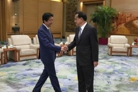 Thủ tướng Nhật Bản Shinzo Abe và Thủ tướng Trung Quốc Lý Khắc Cường. (Nguồn: AP)